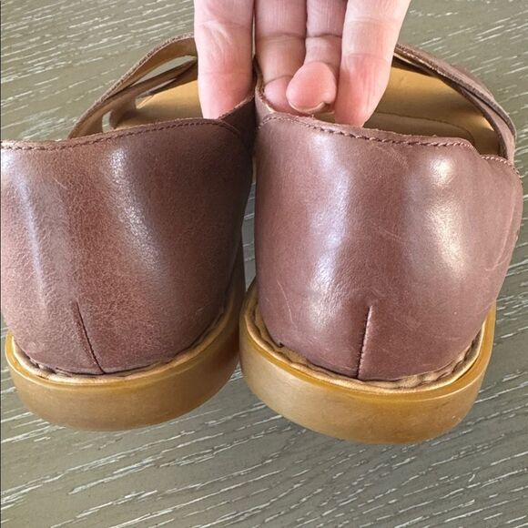 Born ITHICA Chestnut Leather Slip-On Crisscross Open Toe Casual Sandals Size 10M - Picture 3 of 12